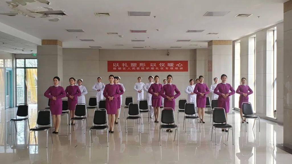 以禮塑形，用心服務(wù)——殷都區(qū)人民醫(yī)院開(kāi)展護(hù)理人員禮儀培訓(xùn)紀(jì)實(shí)